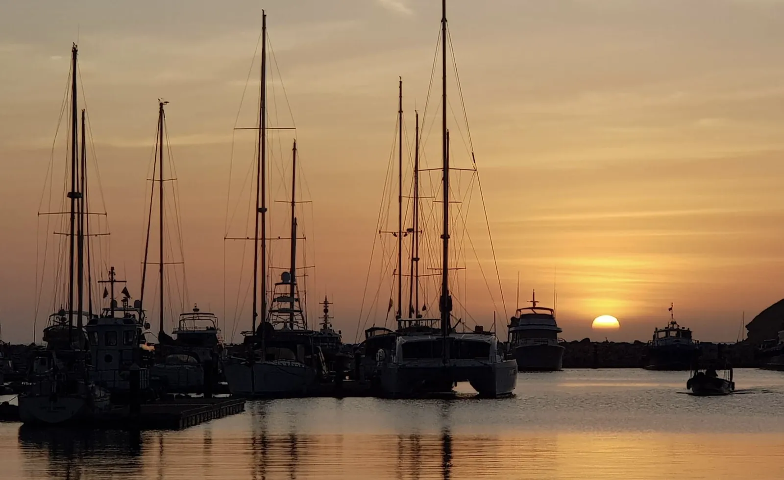 Veleros fondeados en la bahía al atardecer