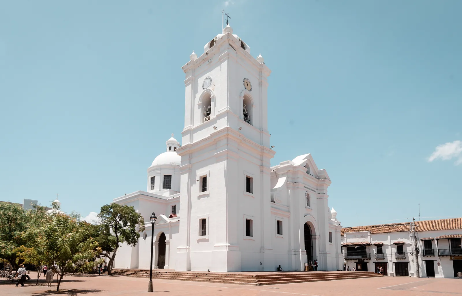 La fachada blanca de la catedral desde la plaza