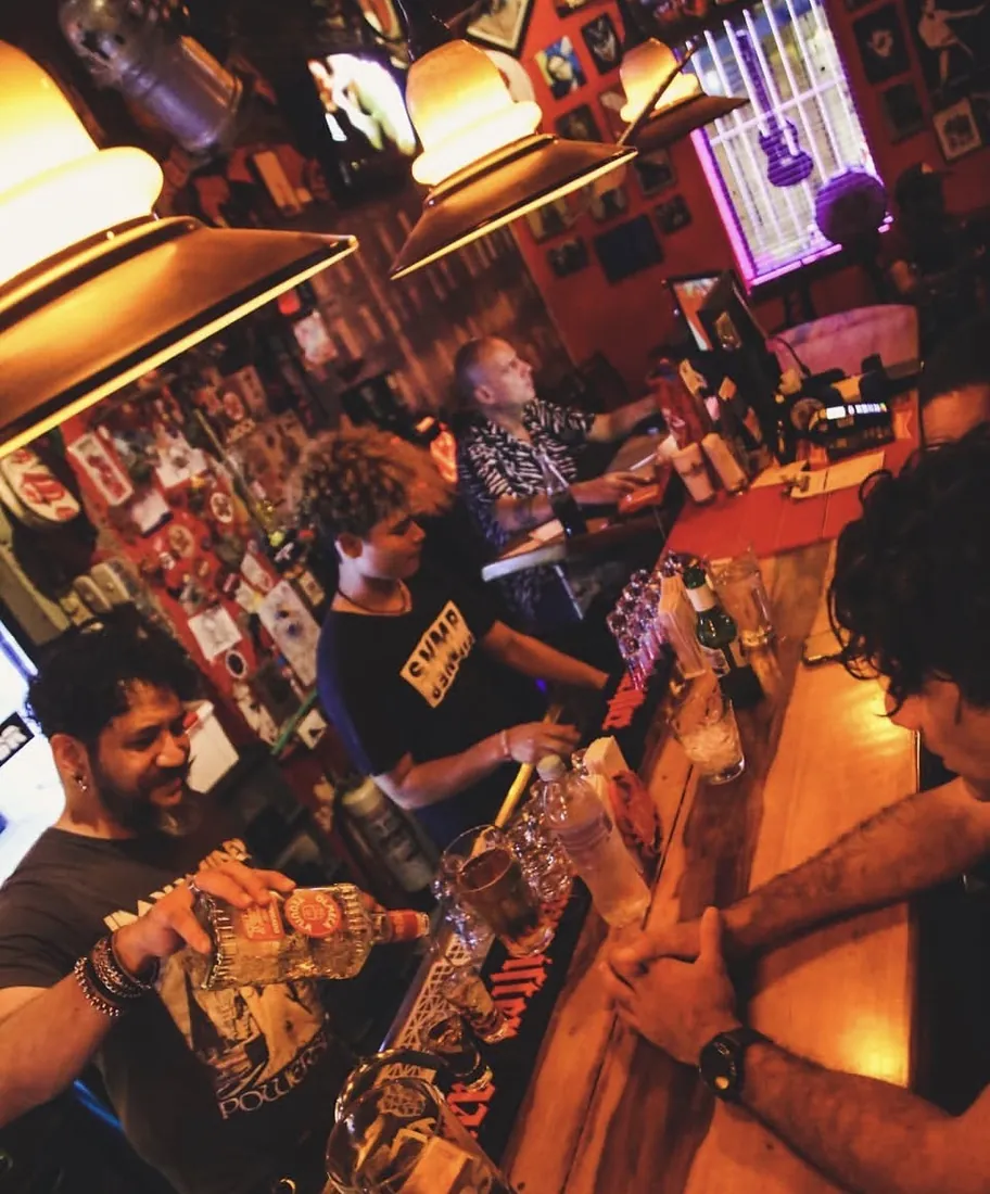 La gente en la barra, de noche