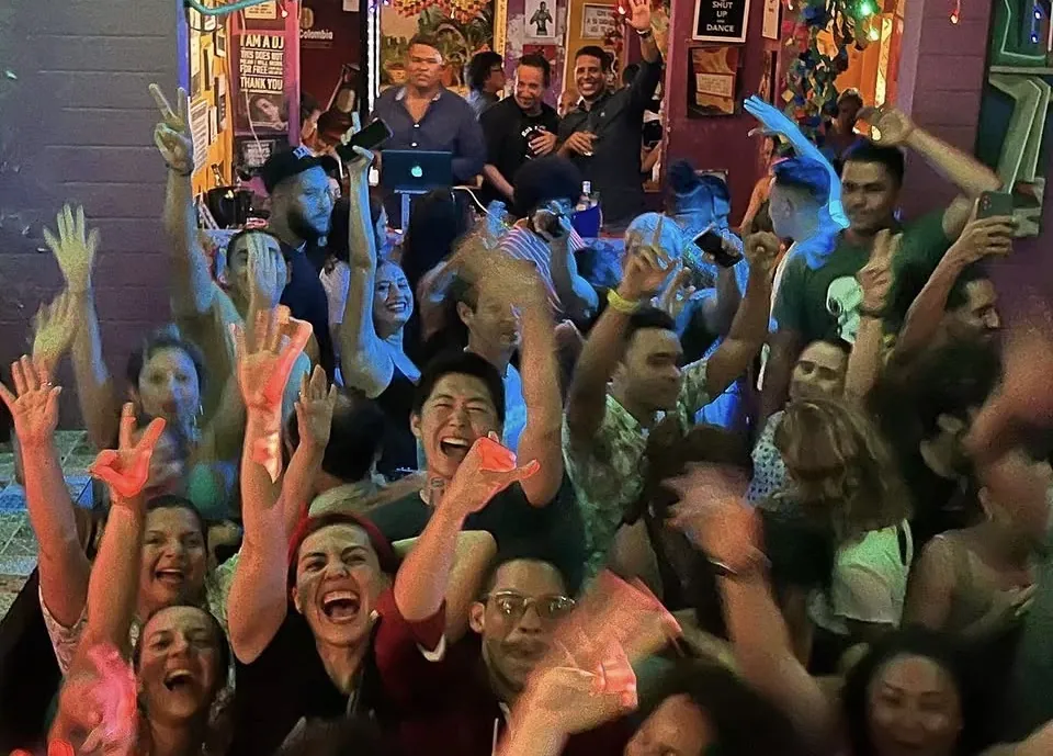La pista llena, bailando