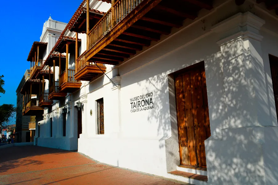 La fachada de la Casa de la Aduana sobre el parque