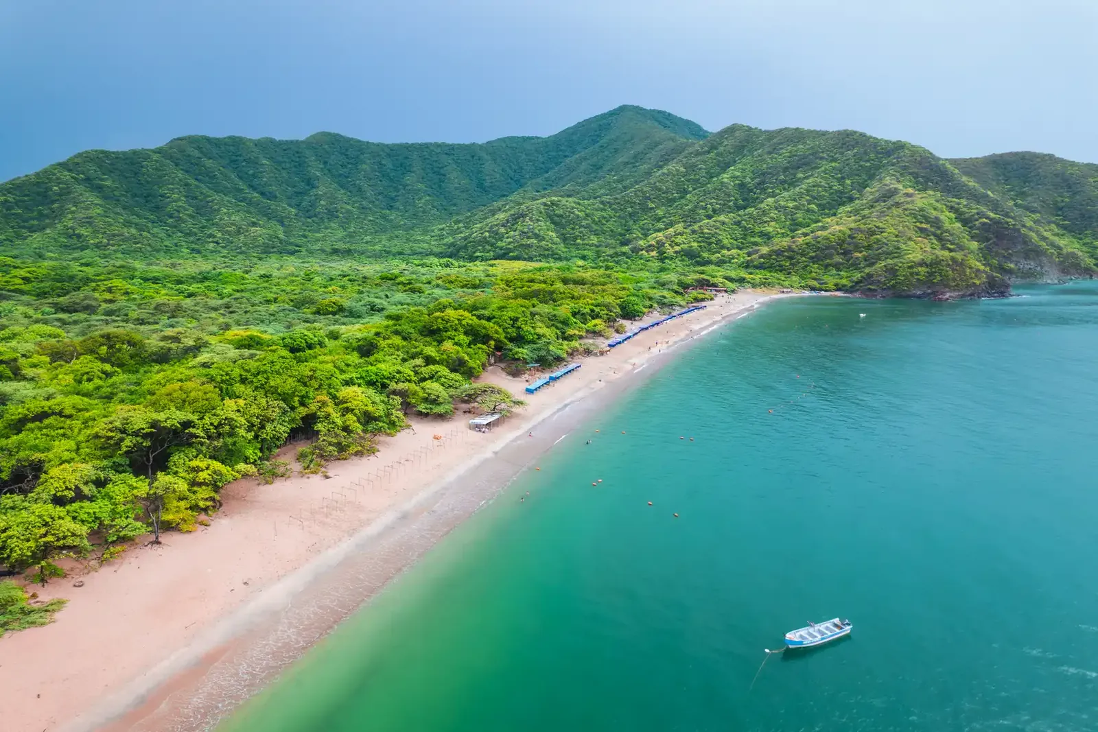 La ensenada de Bahía Concha, con los cerros de bosque seco alrededor