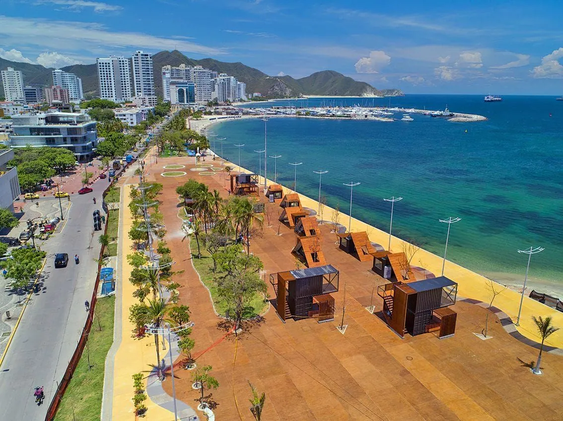 El malecón y la bahía de Santa Marta vistos desde el aire