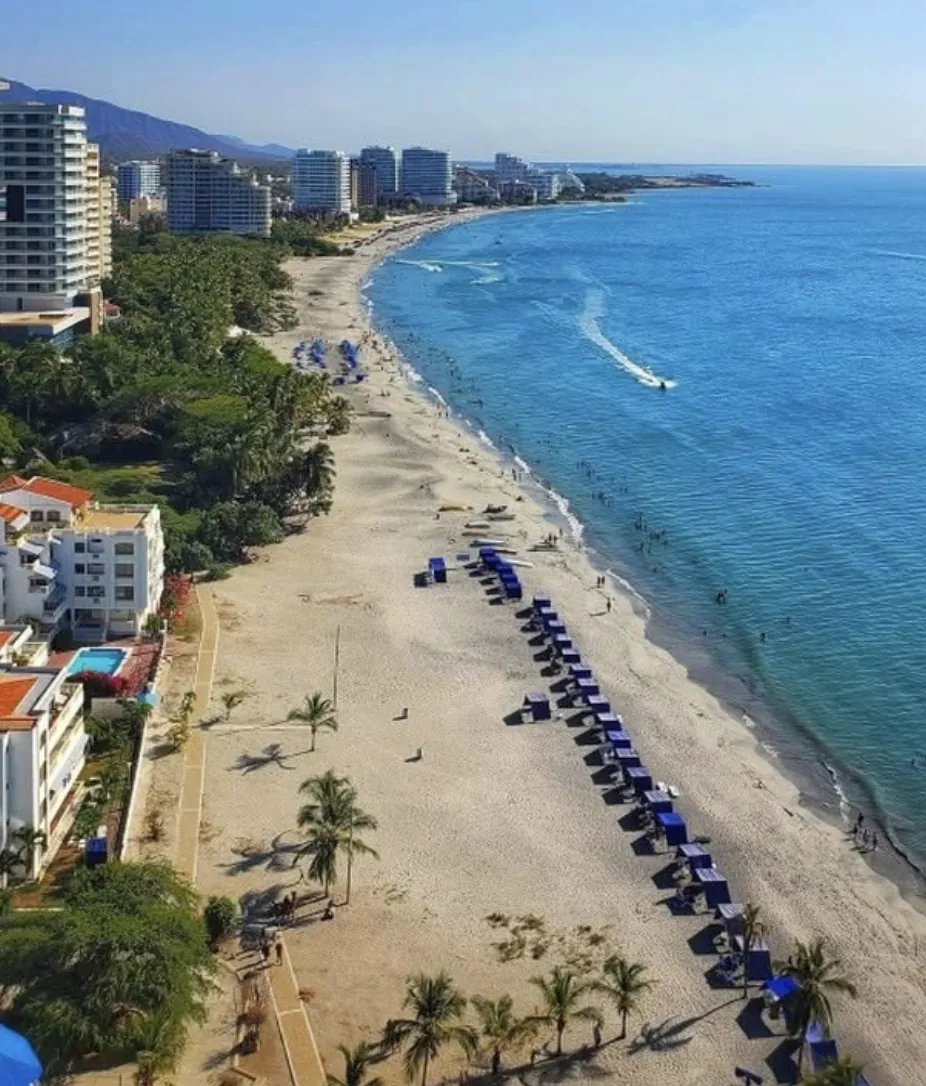 La franja de arena de Bello Horizonte, con los edificios sobre la costa