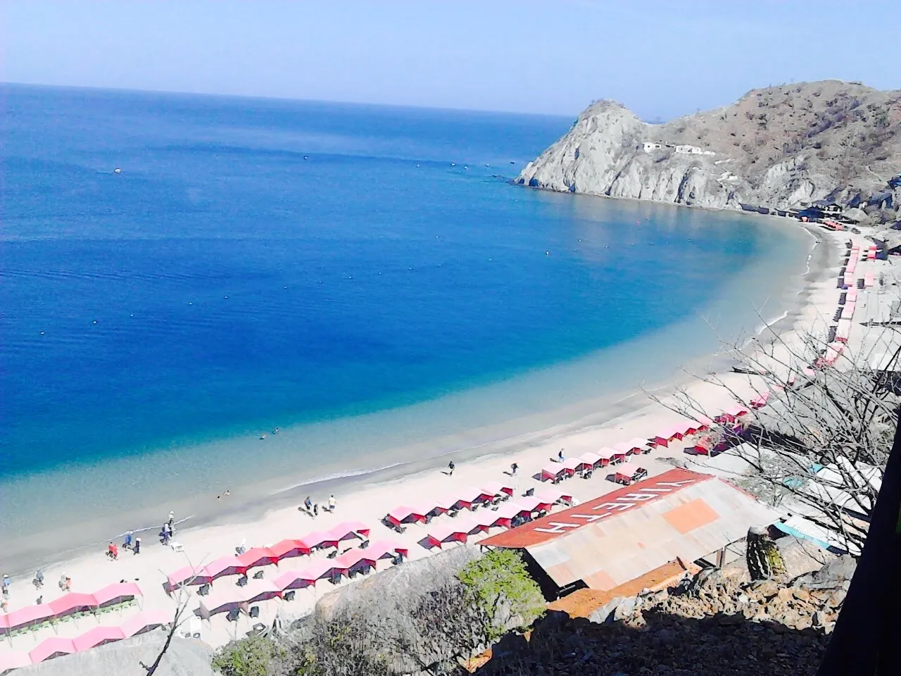La ensenada de Playa Blanca, con los cerros cerrándola