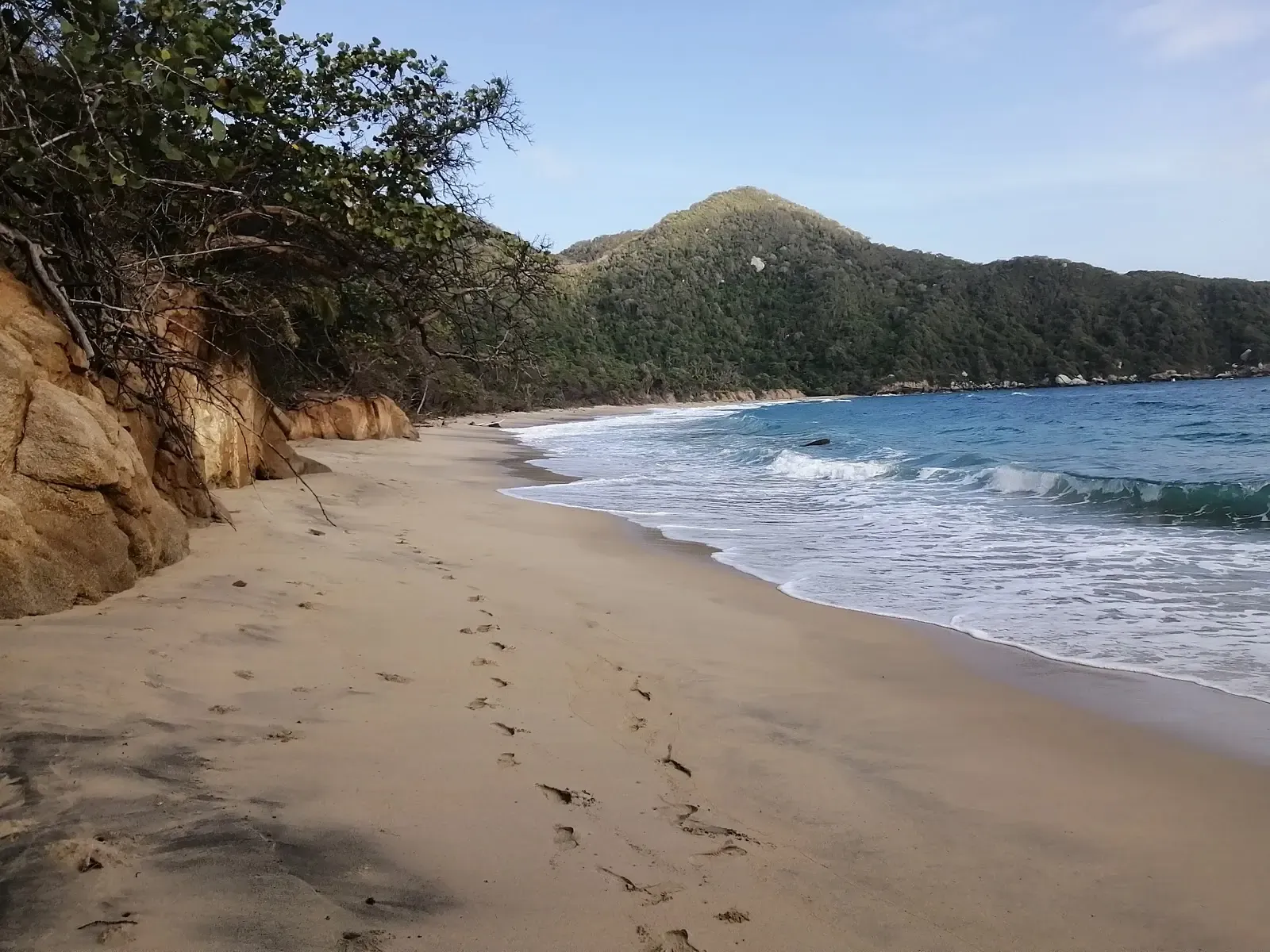 La franja de playa vacía, con las huellas sobre la arena