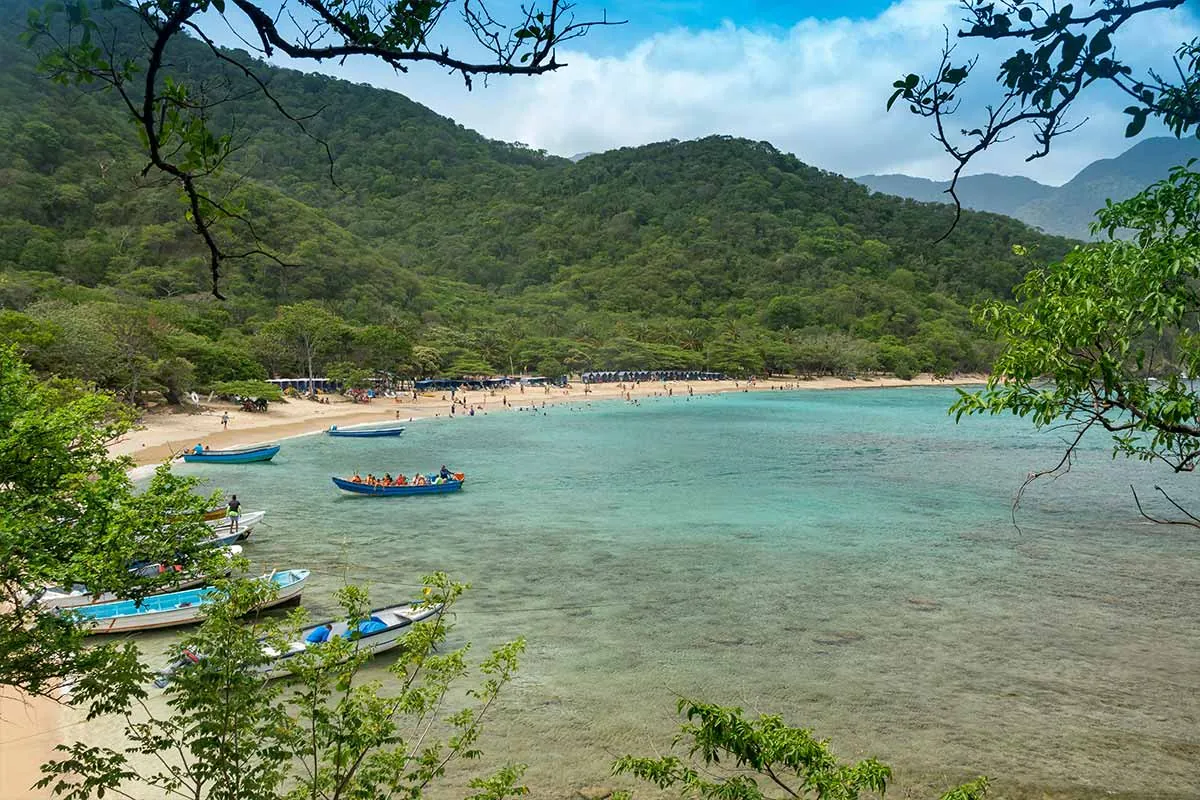 La ensenada de Playa Cristal, con el agua turquesa y la arena blanca