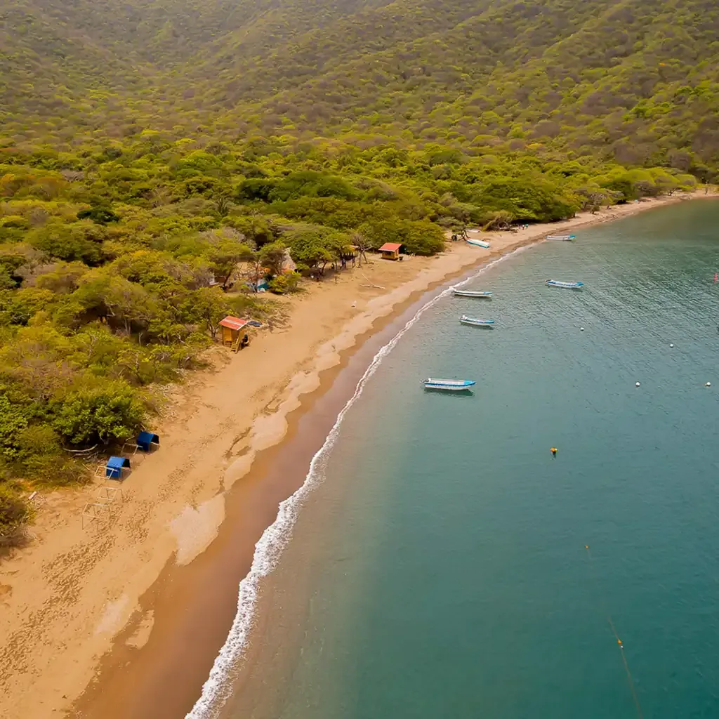 La bahía de Gairaca, con los cerros del parque alrededor