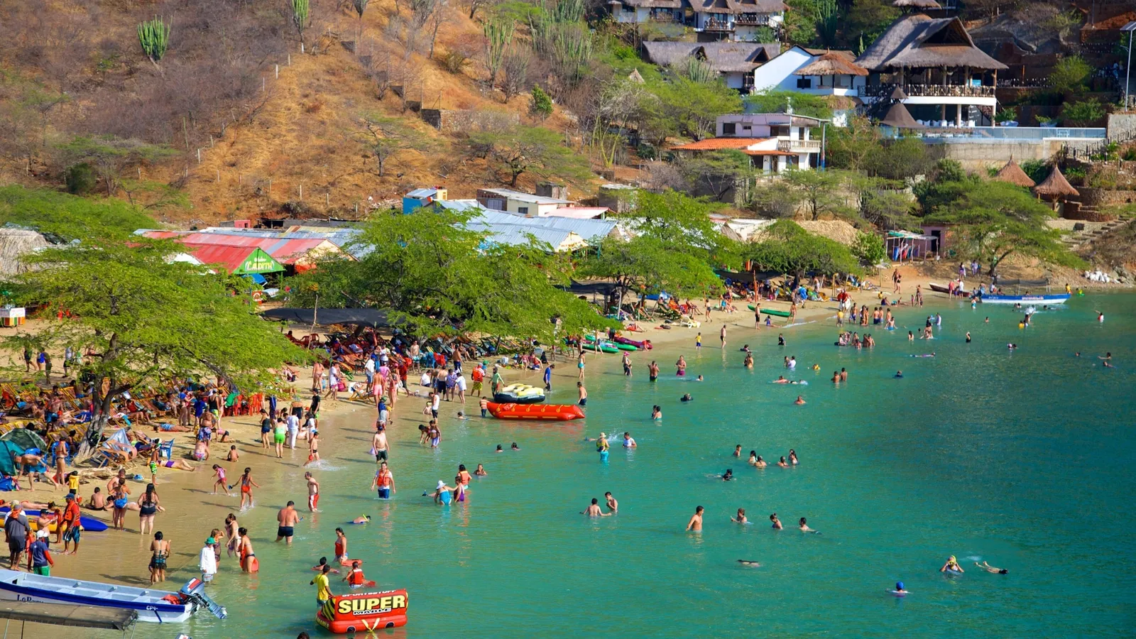 La ensenada de Playa Grande, con las lanchas y la gente en la orilla