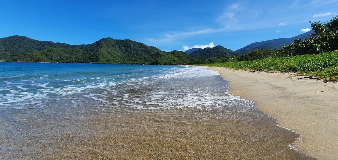La bahía de Neguanje, con su franja ancha de arena