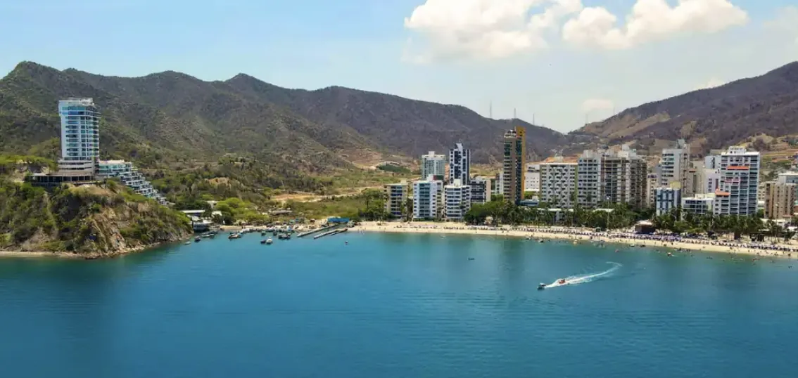 La bahía del Rodadero, con los cerros cerrando a lado y lado