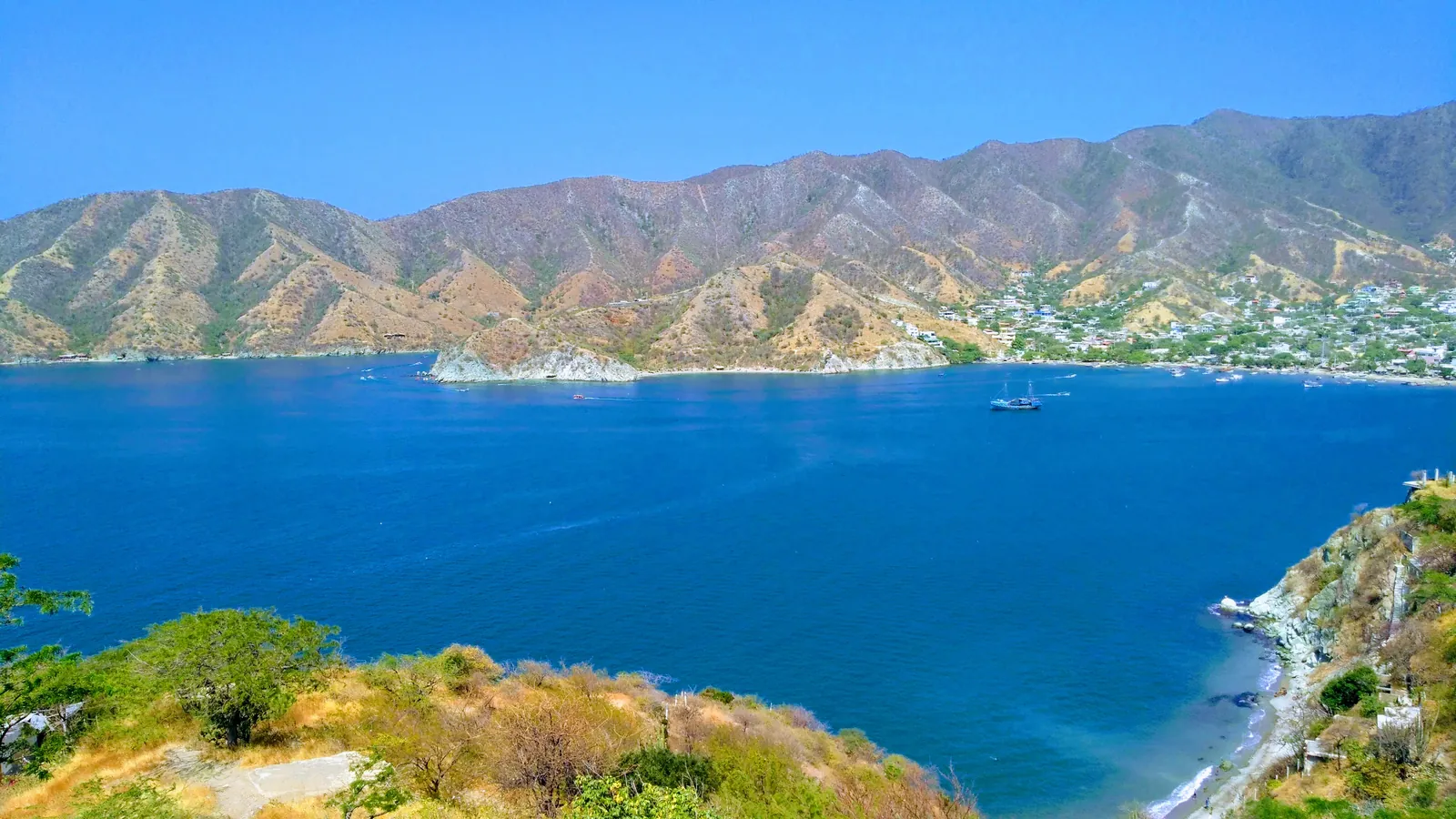 La bahía de Taganga vista desde el mirador, con el pueblo sobre la ladera