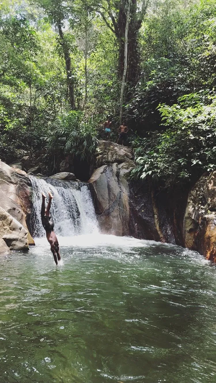 Una de las pozas de Pozo Azul, con la caída de agua entre la selva