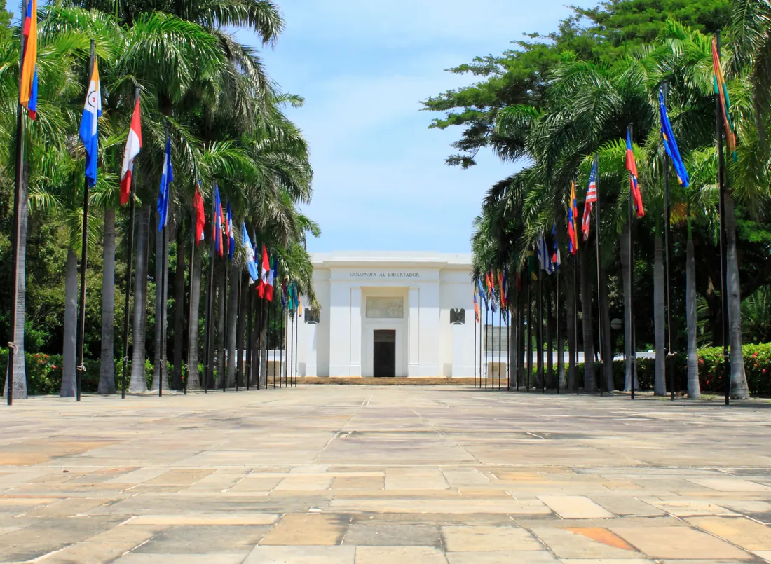 El Altar de la Patria, con las banderas a lado y lado