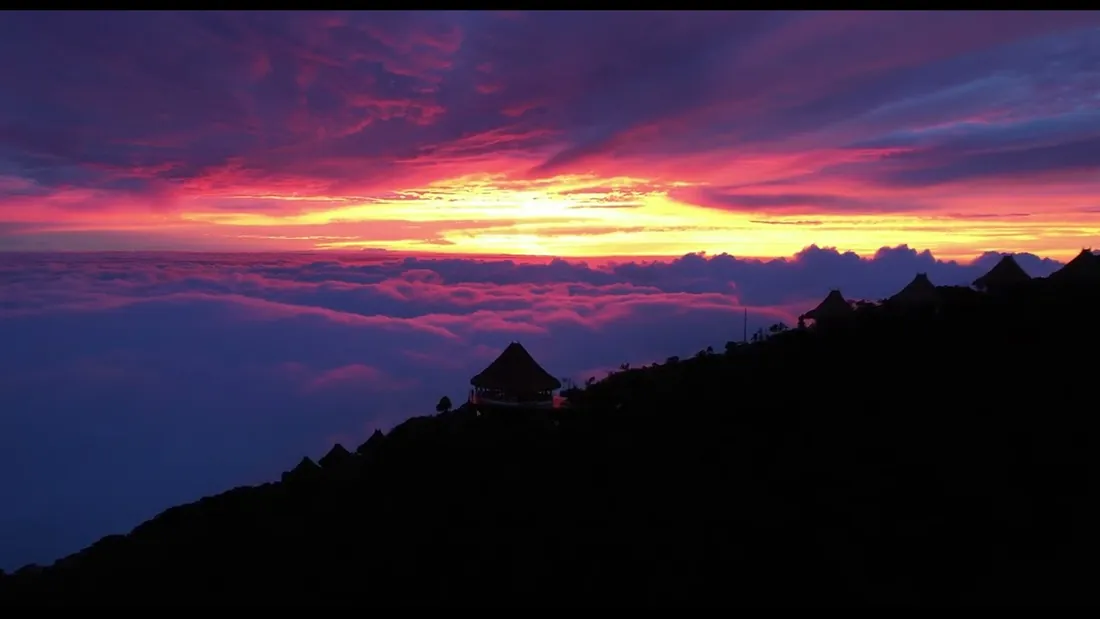 El atardecer visto desde la reserva, por encima de las nubes